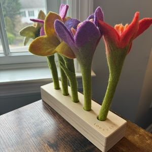 Lovevery, Felt Flowers in a Row Plant them, pick them, and make a bouquet.